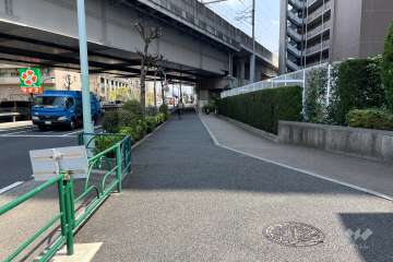 敷地北側の前面道路（西側から）