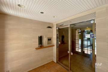 エントランスはオートロック付きです。