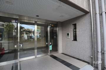 エントランスはオートロック付きです。