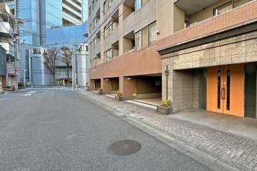 敷地東側の前面道路（北側から）