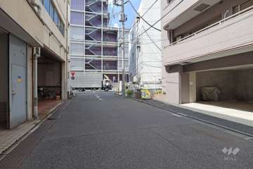 敷地南側の前面道路（東側から）