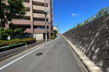 敷地北東側の前面道路（南東側から）