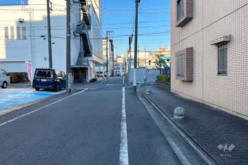 敷地の北西側前面道路（南西側から）