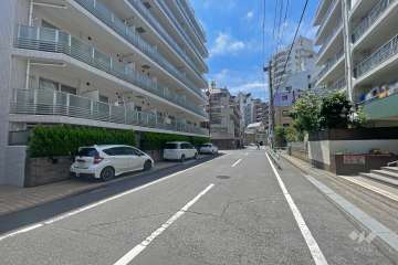 敷地西側の前面道路（北側から）