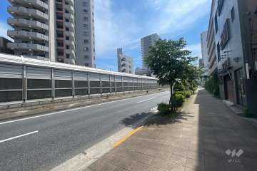 敷地の南側前面道路（東側から）