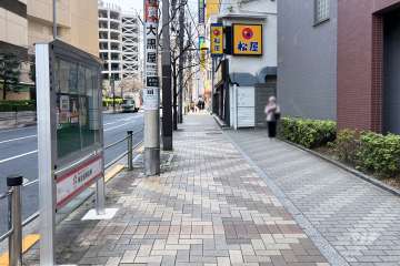 敷地南東側の前面道路（北東側から）