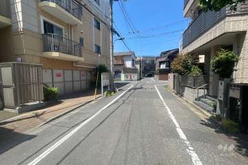 敷地の北側前面道路（西側から）