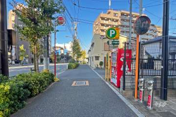 敷地の北西側前面道路（南西側から）