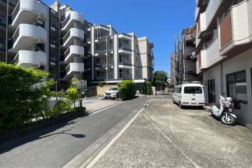 敷地の北側前面道路（東側から）