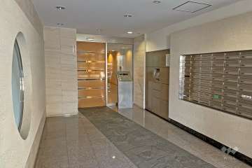 エントランスはオートロック付きです。