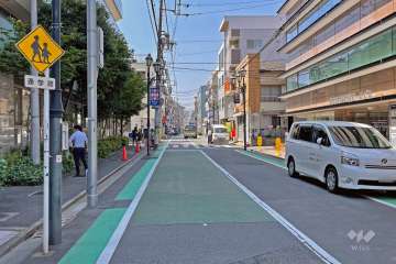 敷地の北東側前面道路（南東側から）