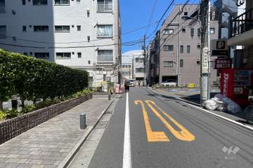 敷地の南東側前面道路（南西側から）