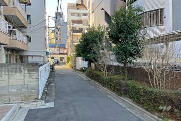 敷地の北東側前面道路（北西側から）