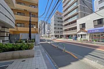 敷地の北東側前面道路（南東側から）