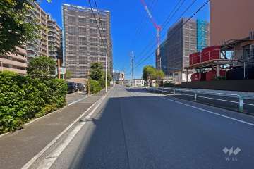 敷地北東側の前面道路（南東側から）