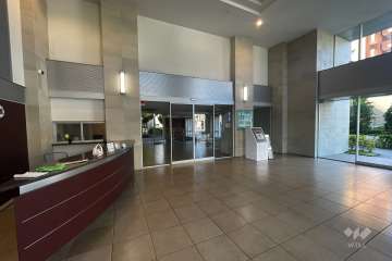 エントランスはオートロック付きです。