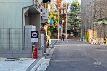 敷地南西側の前面道路（北西側から）