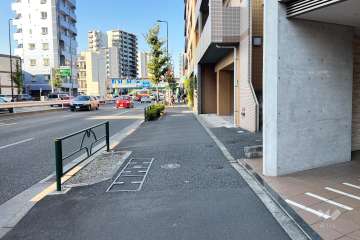 敷地の南西側前面道路（南東側から）