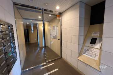 エントランスはオートロック付きです。