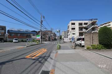 敷地北西側の前面道路（南西側から）