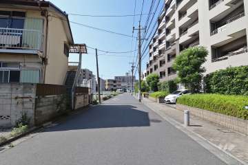 敷地西側の前面道路（南側から）