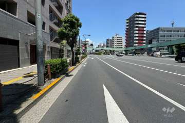 敷地の東側前面道路（南側から）