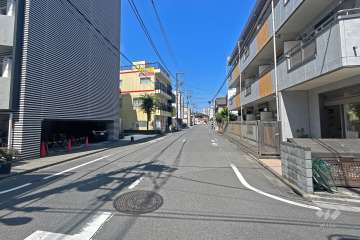 敷地北側の前面道路（東側から）