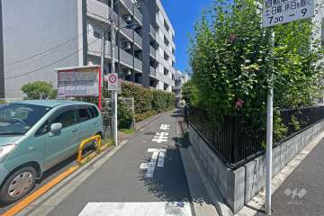 敷地東側の前面道路（南側から）