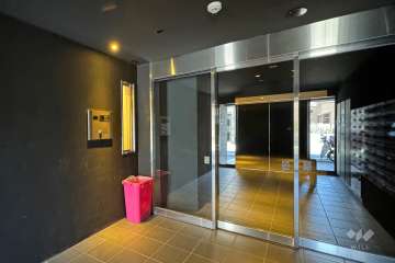 エントランスはオートロック付きです。