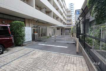 駐車場の出入り口（ロボットゲート付き）