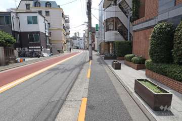 敷地北東側の前面道路（北西側から）