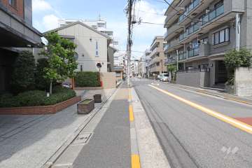 敷地北東側の前面道路（南東側から）