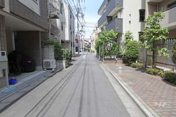 敷地南側の前面道路（東側から）