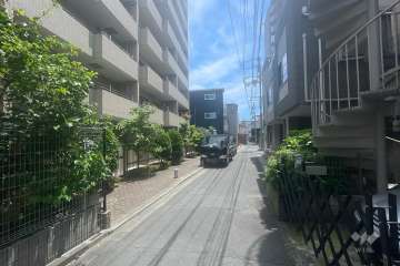 敷地南側の前面道路（西側から）