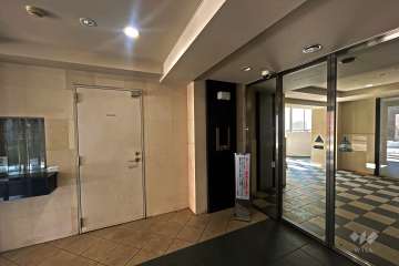 エントランスはオートロック付きです。