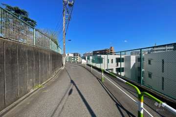 敷地南側の前面道路（東側から）