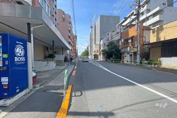 敷地北東側の前面道路（南東側から）