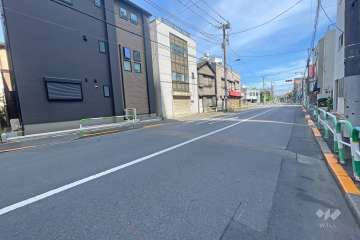 敷地北東側の前面道路（北西側から）