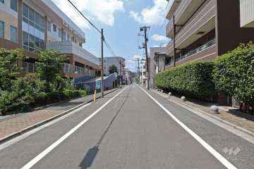 敷地南側の前面道路（東側から）