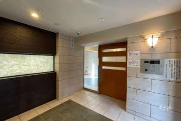 エントランスはオートロック付きです。