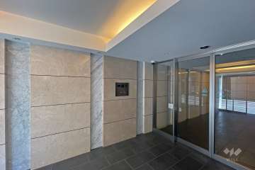 エントランスはオートロック付きです。