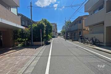 敷地の南側前面道路（西側から）