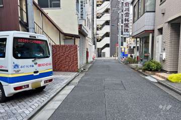 敷地の北東側前面道路（南東側から）