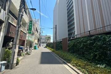 敷地の北側前面道路（西側から）