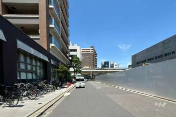 敷地の東側前面道路（南側から）