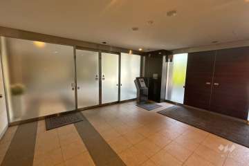 エントランスはオートロック付きです。