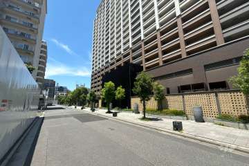 敷地の南側前面道路（東側から）