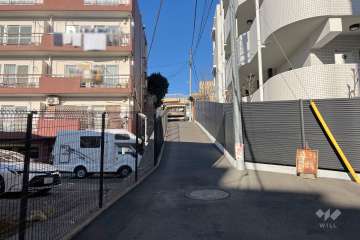 敷地西側の前面道路（南側から）