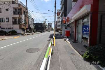 敷地の北東側前面道路（北西側から）