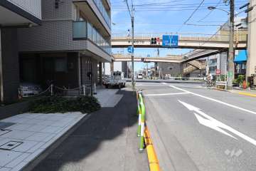 敷地の北東側前面道路（南東側から）